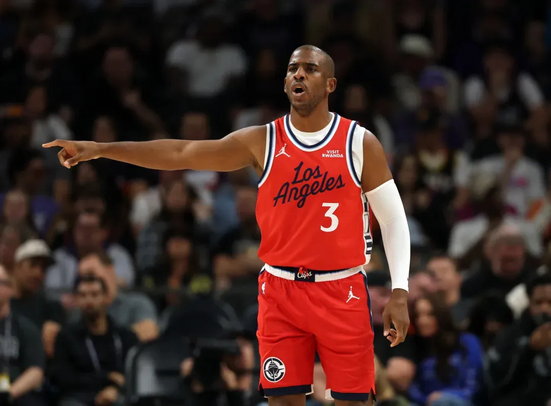 Lakers Champion Extends Offer to Chris Paul Following Clippers News