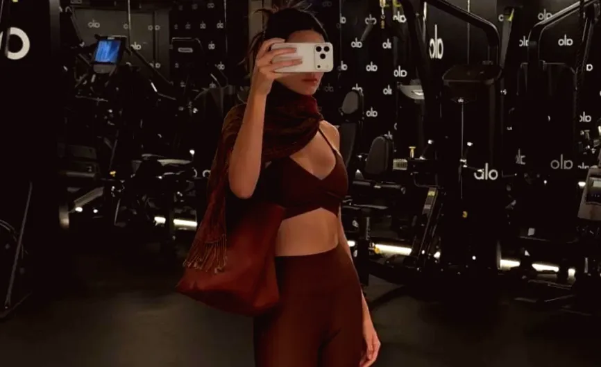 Kendall Jenner's Bra Top Selfie Is Worth Watching