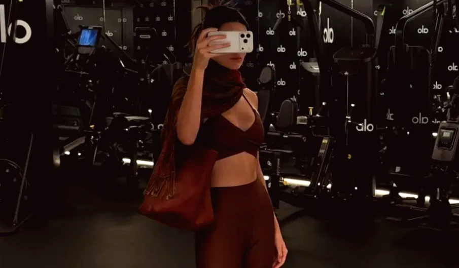 Kendall Jenner's Stunning Mirror Selfie in Bra Top Will Leave You Speechless