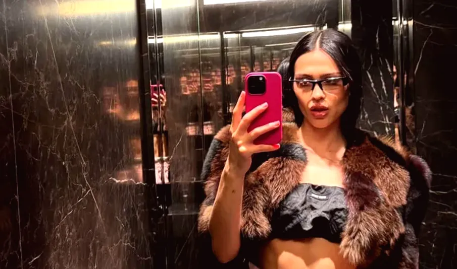 Amelia Gray's Bra Top Photos Showcasing Her Toned Abs