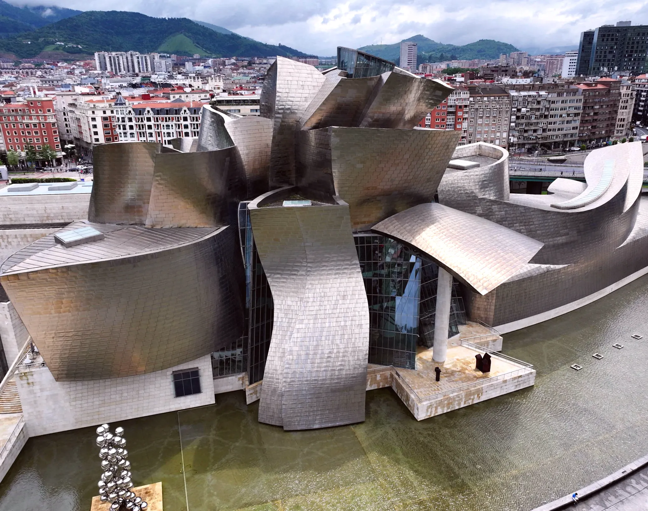 Architect Frank Gehry, famous for his distinctive steel design, passes away at age 96