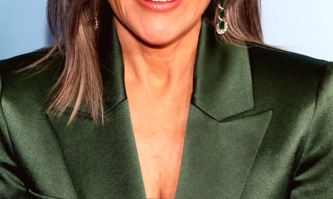 Patricia Heaton, 67, Stuns in Shimmering Green Suit on Red Carpet as Gray-Haired Beauty