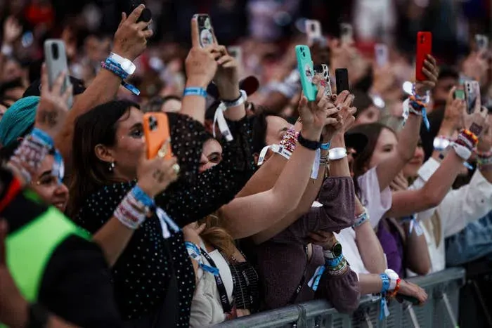 Established Artists Beyoncé and Taylor Swift Under Fire for Ticketmaster Refund Disparities with Newcomer Olivia Dean