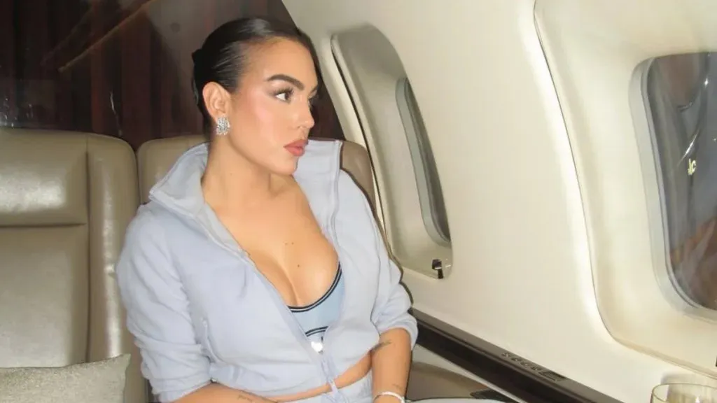 Cristiano Ronaldo's Fiancée Shows Off in Unzipped Jacket