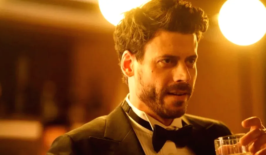 François Arnaud from Heated Rivalry Explains Scott's Big Scene in Episode 3