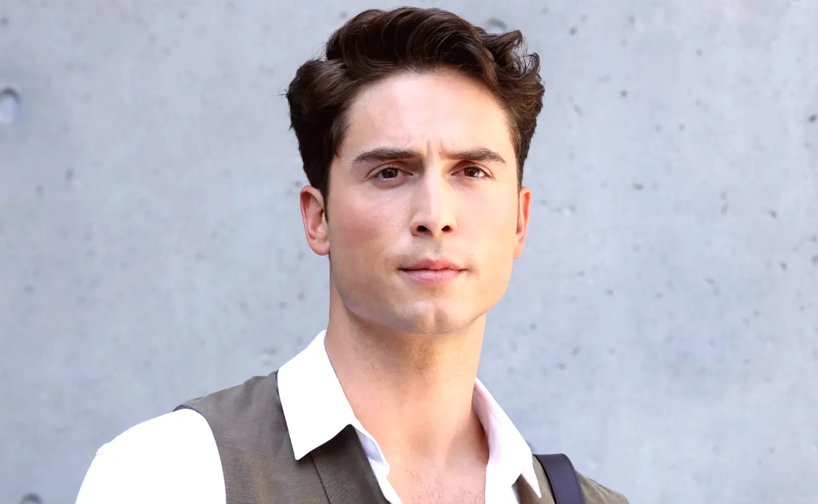 Benito Skinner's shirtless selfie sends gays into a frenzy