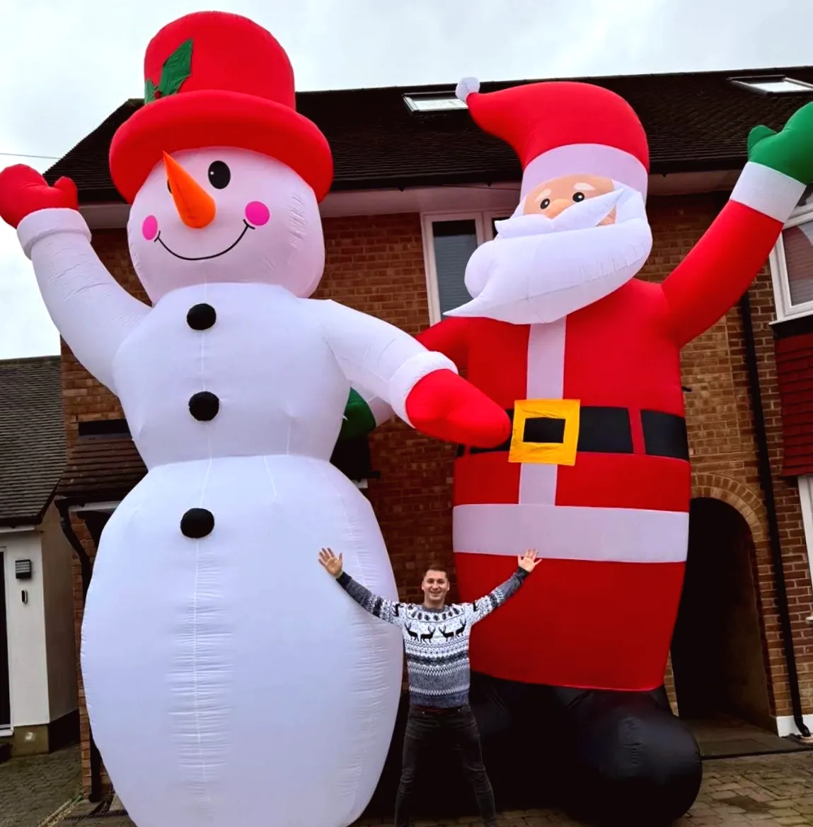 Neighbor finds 20ft Inflatable Santa Claus and snowman offensive