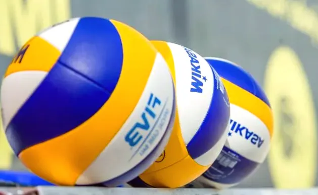 Former volleyball player shows off flexible, toned body in sizzling new photo