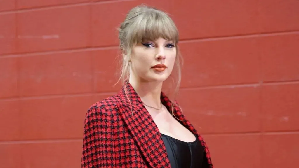 Taylor Swift's Necklace Costs More Than Her Entire Outfit