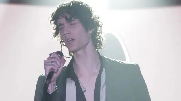 Sombr is hoping for an invitation to Taylor Swift's wedding.