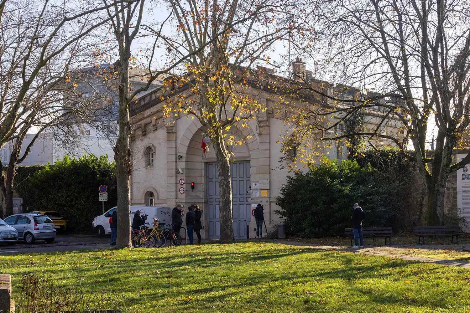 Reports: Two Prisoners Escape Custody by Sawing Through Cell Bars with Bed Sheets