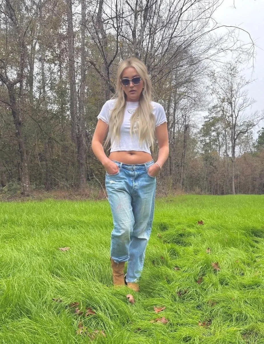 Jamie Lynn Spears Shows Off Her Stomach in Casual Crop Top Outfit